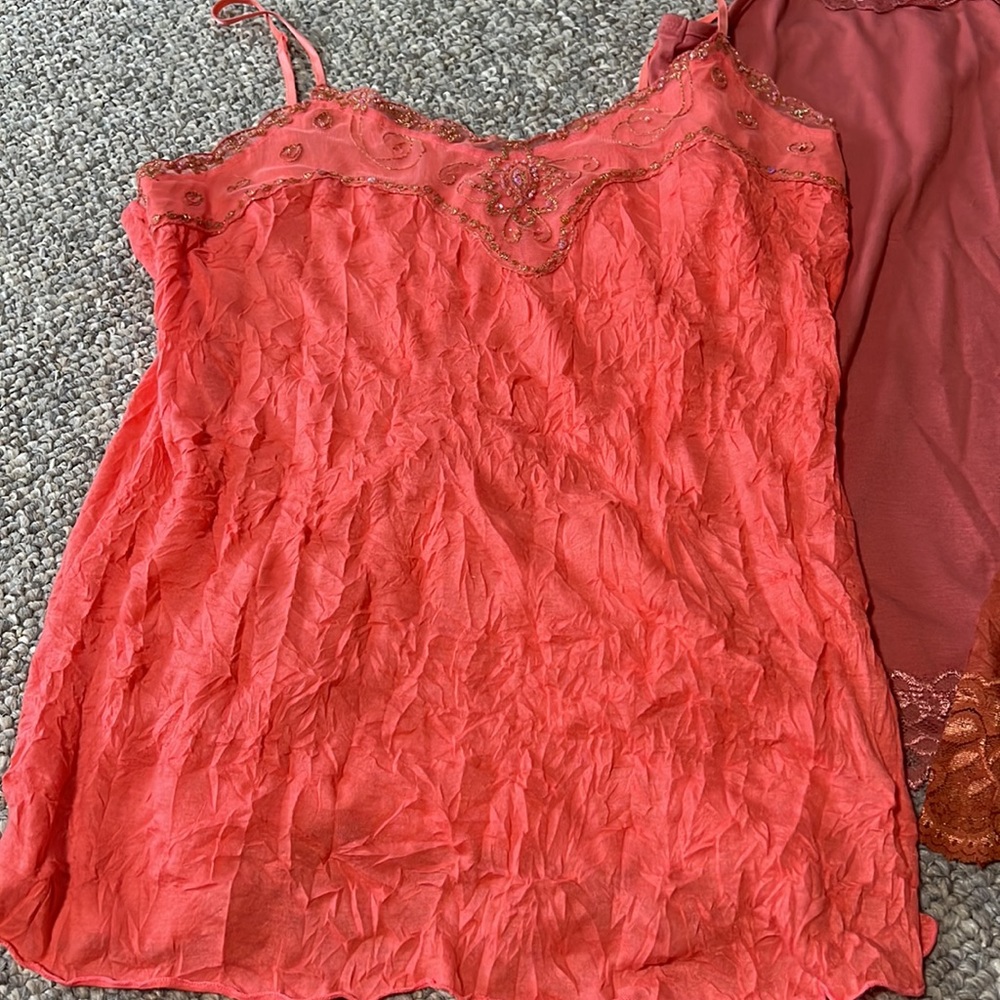 Tank tops - Picture 4 of 9